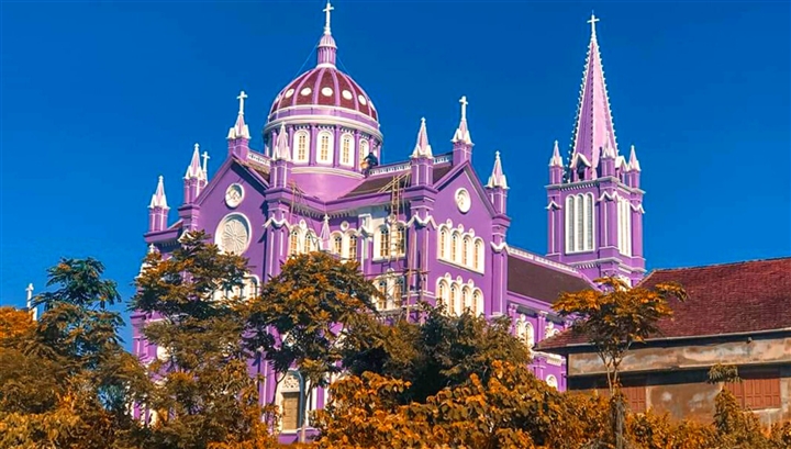 Công trình màu tím này là nhà thờ giáo họ Xuân Yến, thuộc giáo xứ Nghĩa Thành. (Nguồn ảnh: vtc.vn)